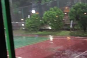 年轻真好啊！大学生在篮球场冒着大雨仍在打球 妹子也熬雨奋战