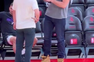 不知恢复得如何了？亚当斯在场边和大家聊天~