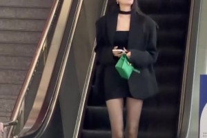 😍许诺秀黑丝长腿，并配文：有没身高196坐地铁不磕头的方法？